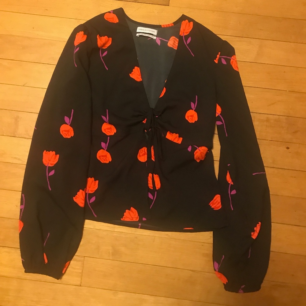 Floral keyhole top